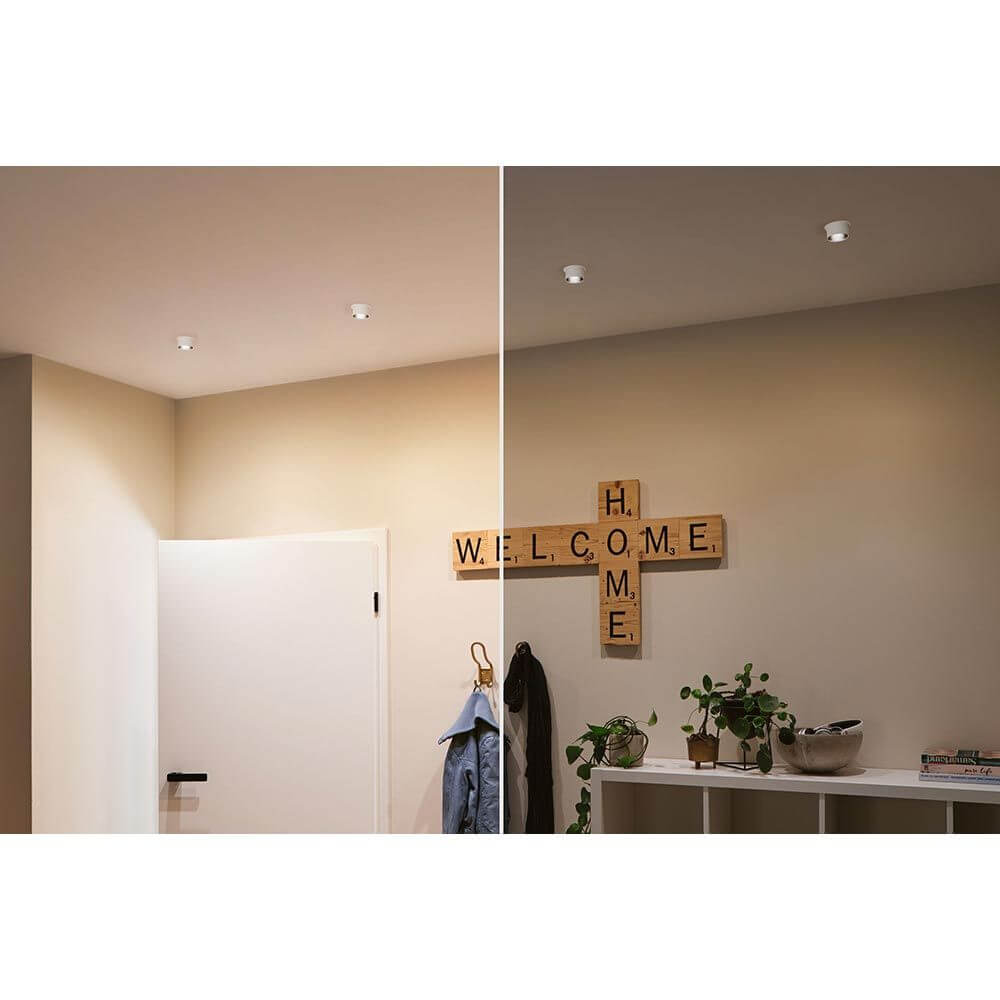 LED Einbauleuchte Gil Schwarz, Weiß IP44 in modernem Raum mit Holzdekor und begrüßendem Wandtext.