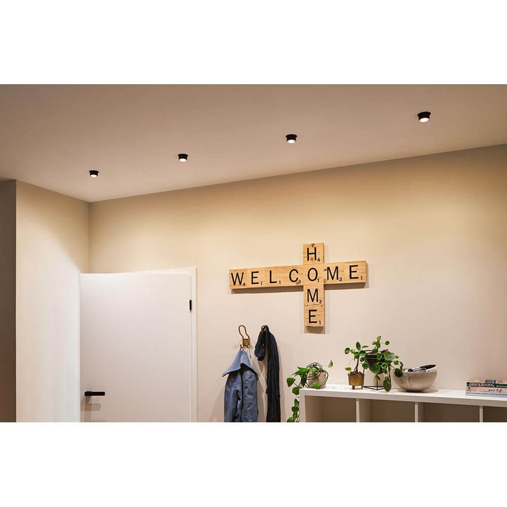 LED Einbauleuchte Gil Ø 68mm mit 3 Stufen-Dimmer in modernem Wohnraum mit Begrüßungsschild.