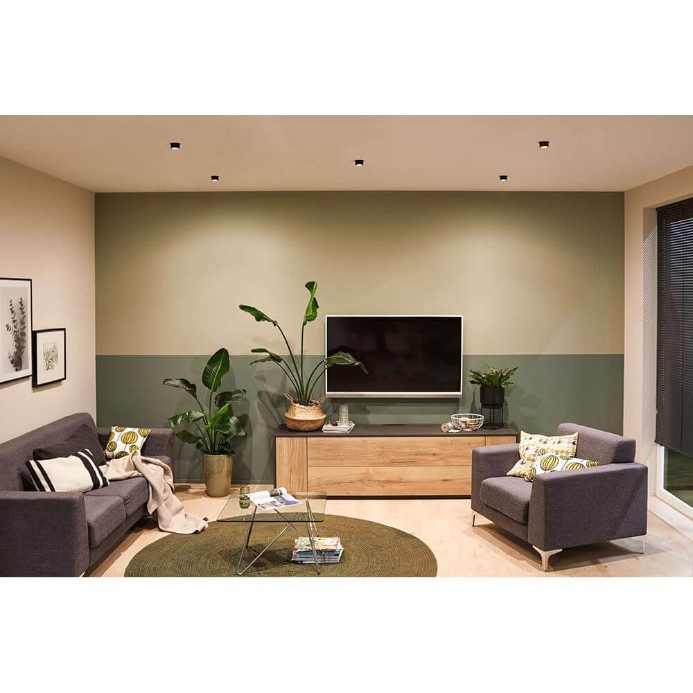 LED Einbauleuchte Gil Ø 68mm mit 3 Stufen-Dimmer in modernem Wohnzimmer mit schwarzem Sofa und Fernseher.