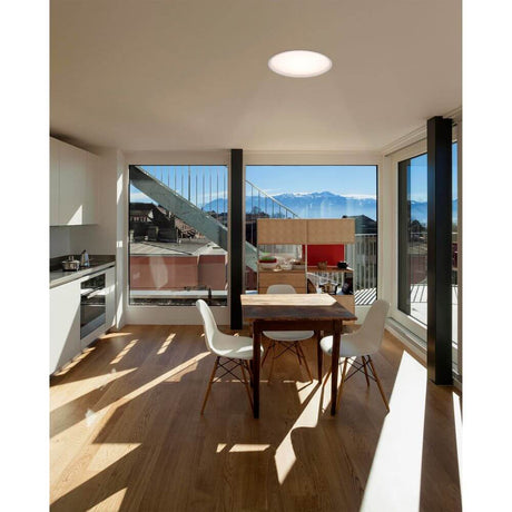 LED Einbauleuchte LUAN Warmweiß IP44 Weiß beleuchtet modernen Essbereich mit Blick auf die Berge.