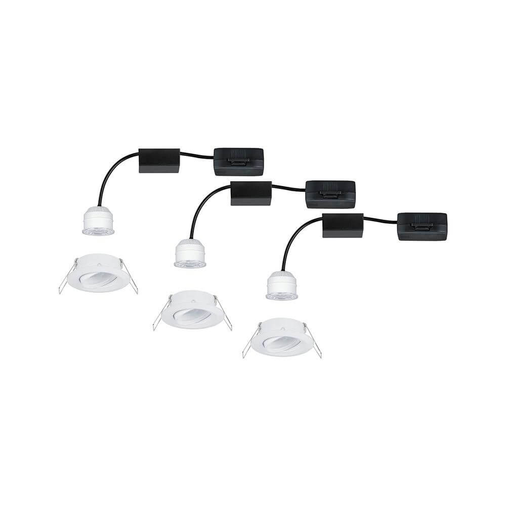 LED Einbauleuchte Nova Mini Basis-Set schwenkbar Rund 66mm Weiß mit drei schwenkbaren Leuchten auf schwarzem Kabel.