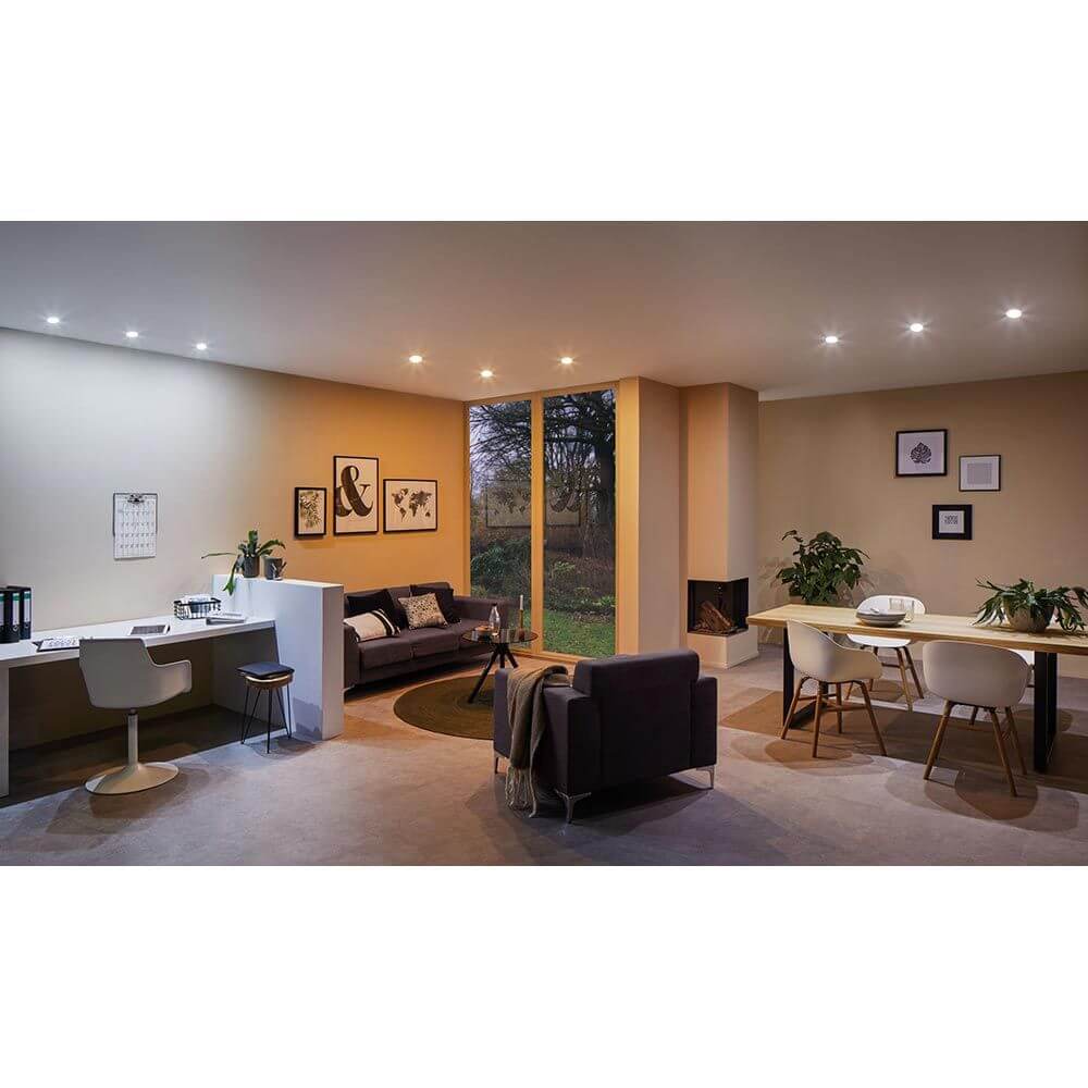 Moderne Wohnraumgestaltung mit LED Einbauleuchten, stilvolles Ambiente und gemütliche Möbel.