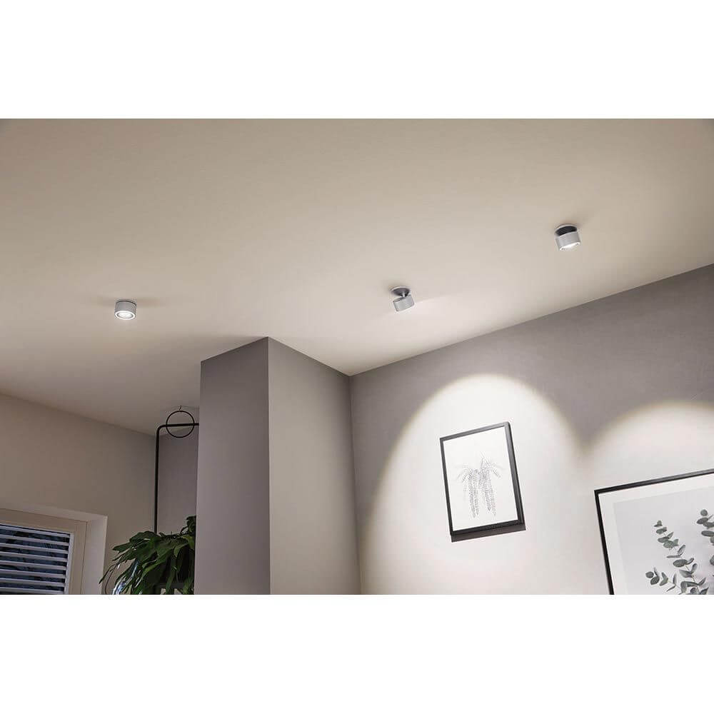 LED Einbauleuchte Spircle Chrom-Matt an der Decke in modernem Wohnraum mit Kunstwerken.