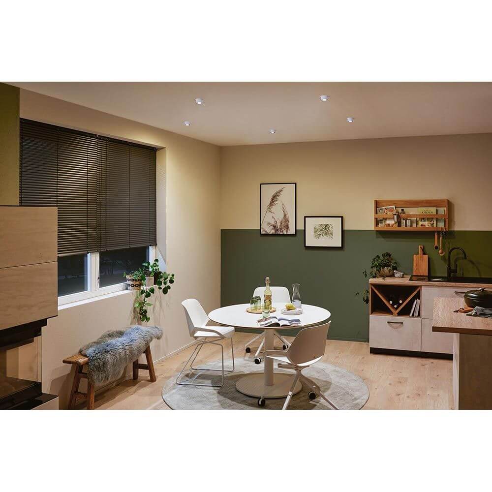 LED Einbauleuchte Stufen-Dimmer Gil LED Basis-Set Schwarz, Weiss in modernem Wohnraum mit Dekoration.