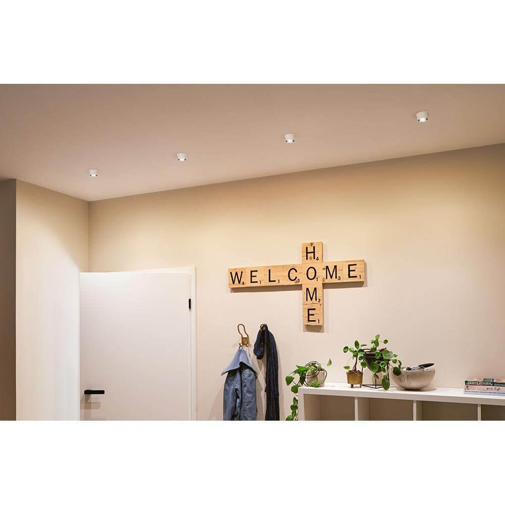 LED Einbauleuchte Stufen-Dimmer Gil LED Basis-Set Schwarz, Weiß in modernem Wohnraum mit Holzschriftzug.
