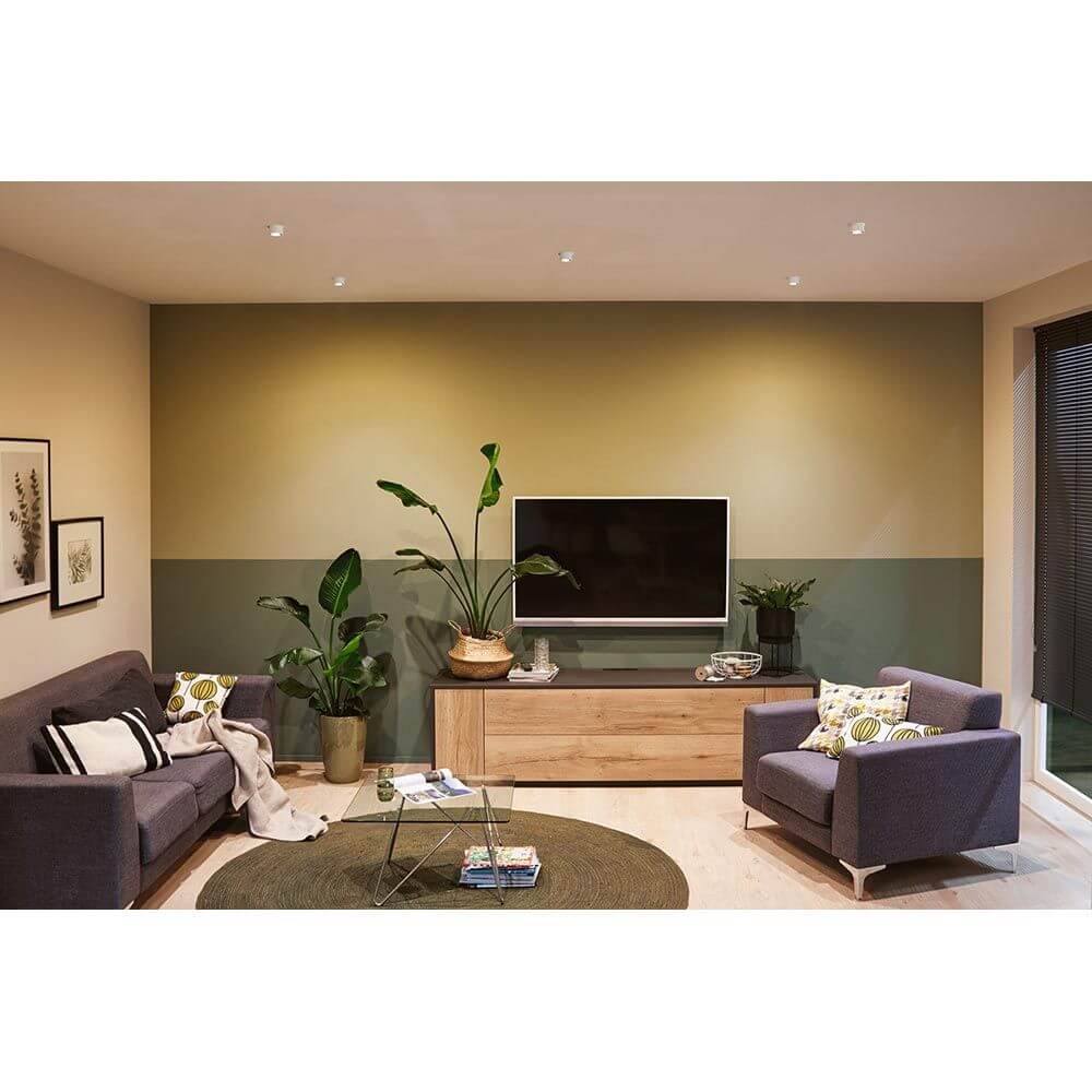 LED Einbauleuchte Stufen-Dimmer Gil LED Basis-Set Schwarz, Weiß in modernem Wohnzimmer mit Pflanzen.