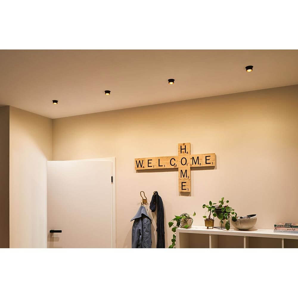 LED Einbauleuchte Stufen-Dimmer Gil Basis-Set 68mm Schwarz-Matt in moderner Wohnumgebung mit Holzschriftzug.