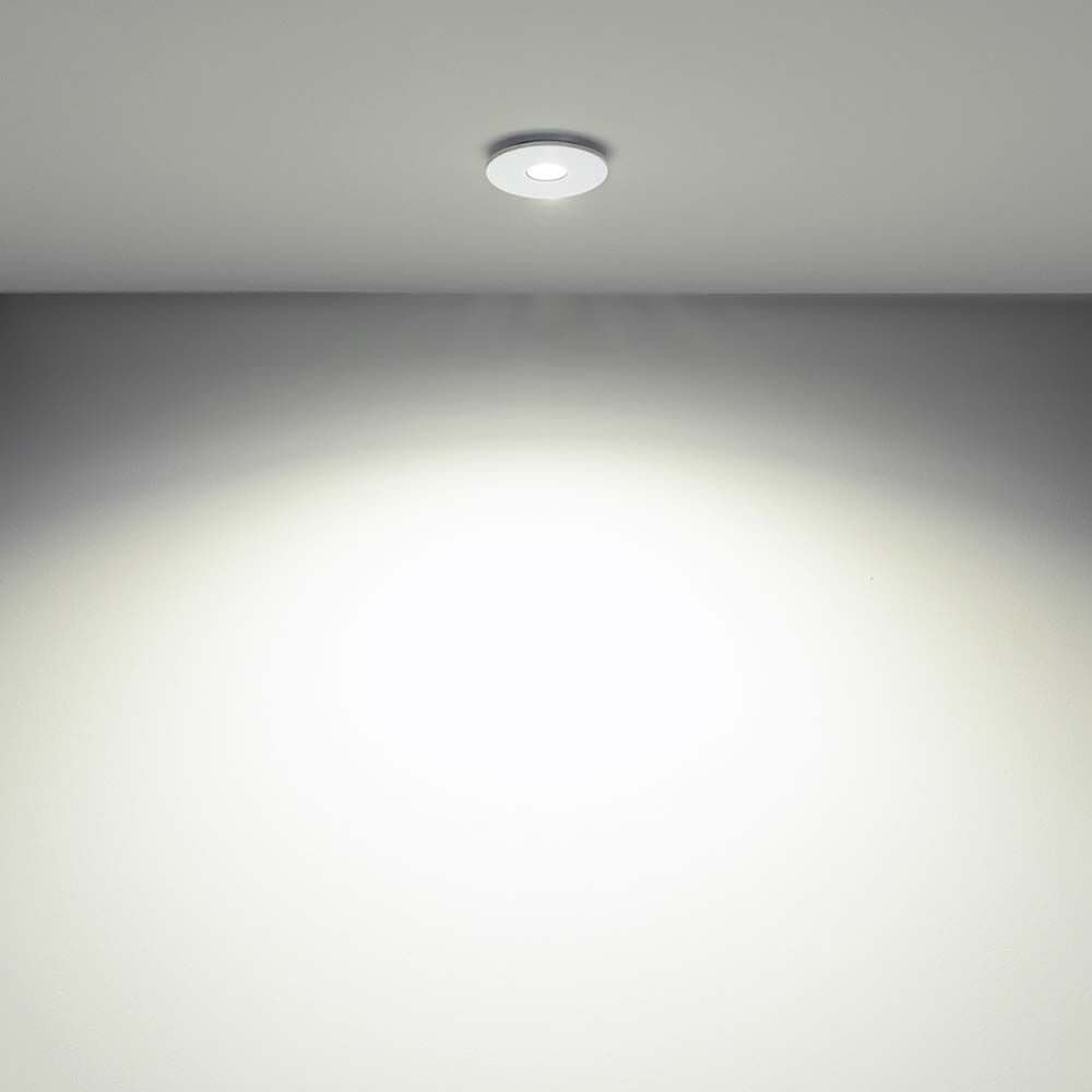 LED-Einbauleuchte Tet ohne Linse an der Decke mit sanftem Licht auf einer neutralen Wand.