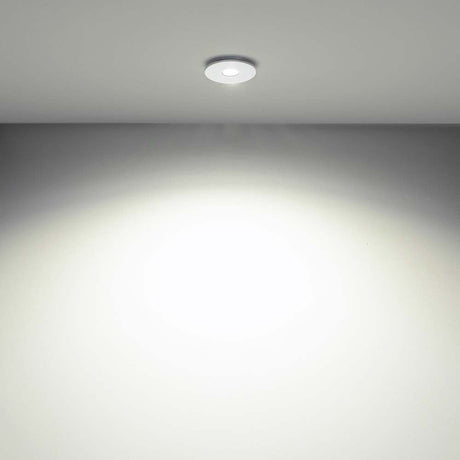 LED-Einbauleuchte Tet ohne Linse an der Decke mit sanftem Licht auf einer neutralen Wand.