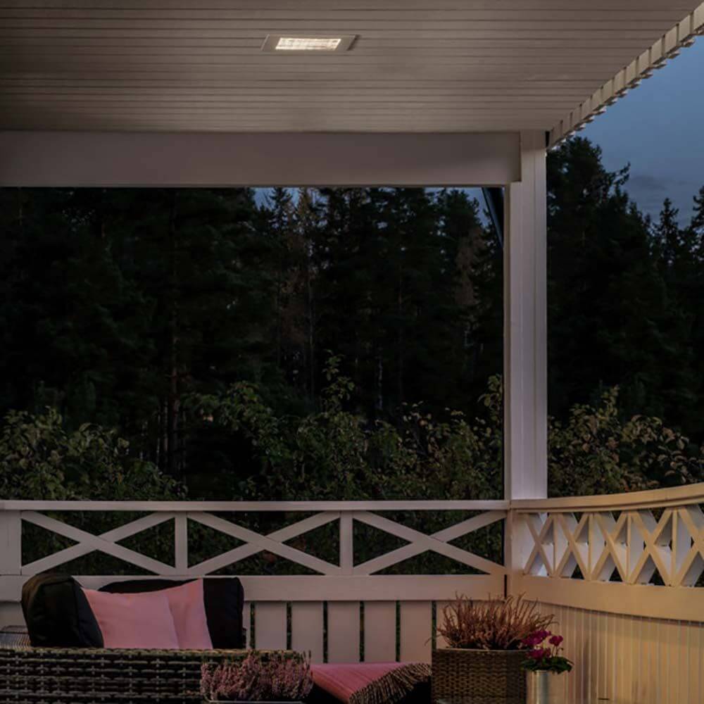 LED Einbauleuchte IP44 Weiß-Matt auf einem überdachten Balkon in der Dämmerung.