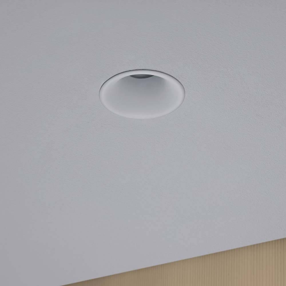 LED Einbauleuchten-Set Cymbal Coin Warmdimmfunktion IP44 Weiß in minimalistischer Deckeninstallation.