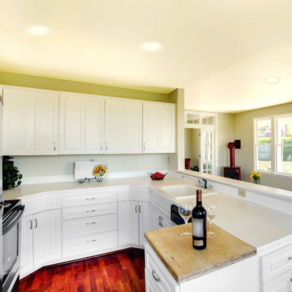 LED Einbaupanel Ø 22,5cm flach rund weiß Dimmbar 18W Warmweiß in moderner Küche, flaches Einbauleuchtmittel über Arbeitsfläche