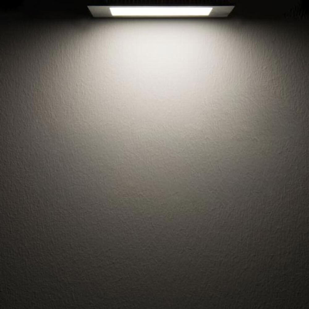 LED Einbaupanel 19 x 19cm flach eckig silber Dimmbar 15W Neutralweiß an einer Wand montiert, sorgt für gleichmäßige Beleuchtung.