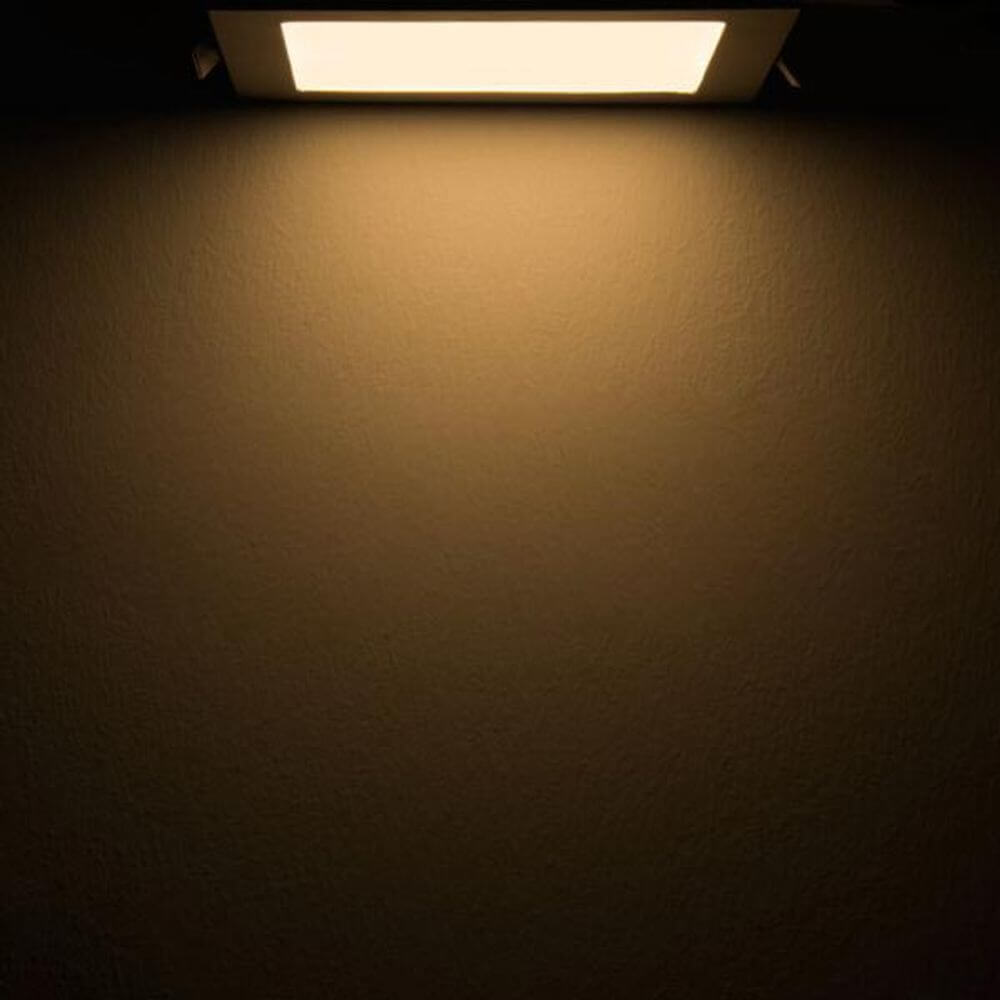LED Einbaupanel 19 x 19cm flach eckig silber Dimmbar 15W Warmweiß strahlt warmes Licht auf die Wand.