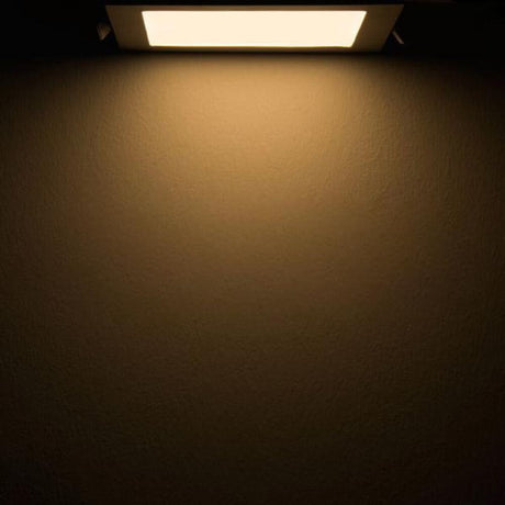 LED Forsænket panel 19 x 19 cm flad firkantet sølv dæmpbar 15W varm hvid udstråler varmt lys på væggen.