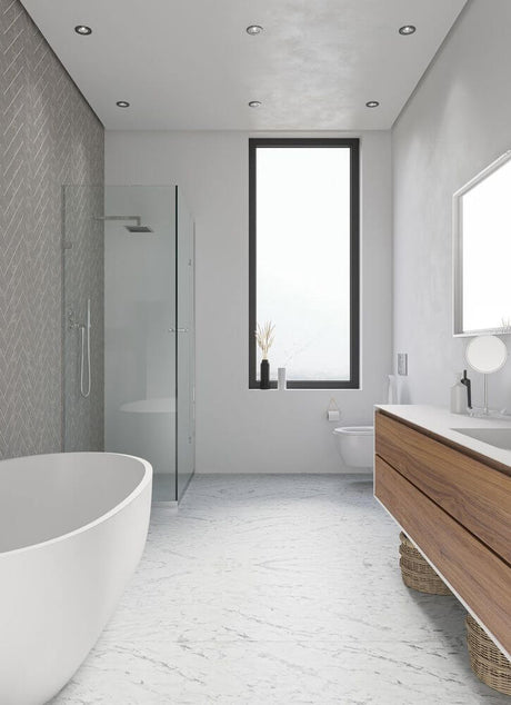 Moderne Badezimmergestaltung mit LED Einbaustrahler Alec 1-Kit IP44, transparenter Duschkabine und freistehender Badewanne.