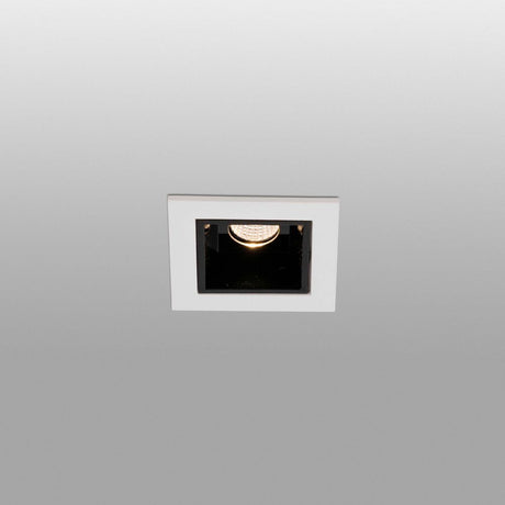 LED Einbaustrahler TROOP 2W 3000K Weiß, Schwarz im quadratischen Design mit eingelassener Lampe.
