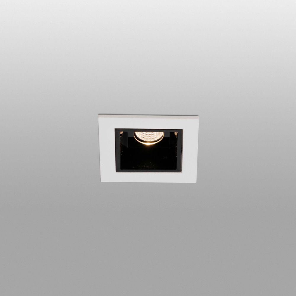 LED Einbaustrahler TROOP 2W 3000K Weiß, Schwarz im quadratischen Design mit eingelassener Lampe.