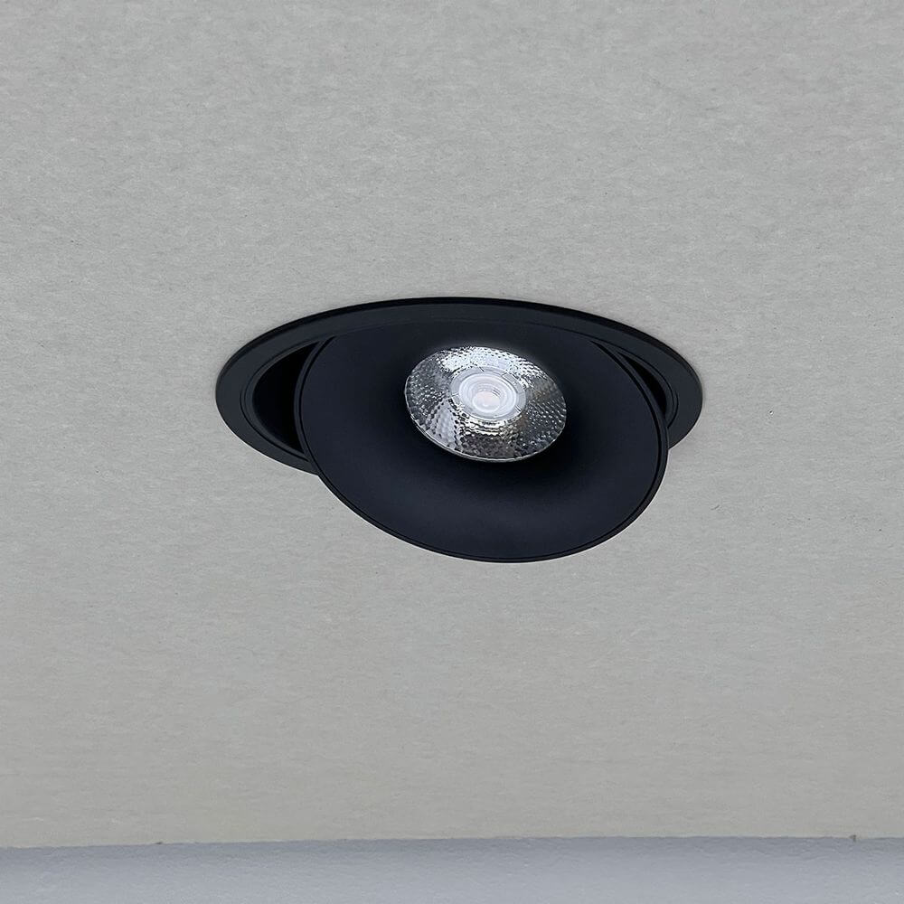 Schwenkbarer und dimmbarer LED Einbaustrahler in schwarzem Design für moderne Innenbeleuchtung.