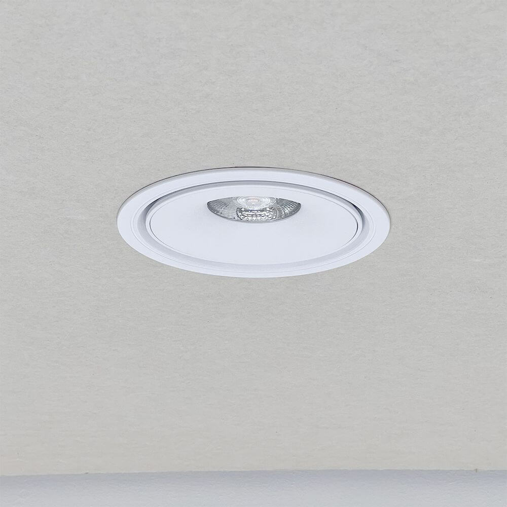 LED Einbaustrahler schwenkbar und dimmbar in modernem Design, montiert an Decke, für angenehmes Licht.