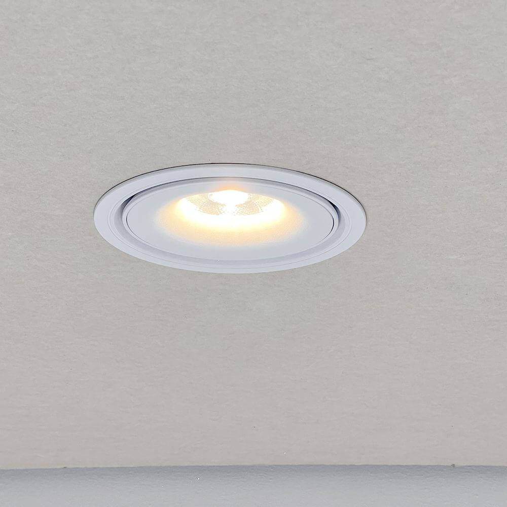 Dimmbarer LED Einbaustrahler mit warmweißem Licht, schwenkbar, für moderne Innenraumbeleuchtung.