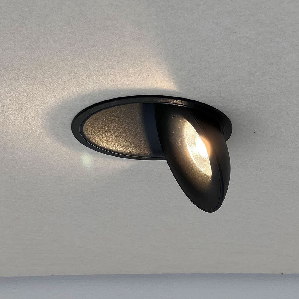 Schwenkbarer und dimmbare LED Einbaustrahler in modernem Design, ideal für verschiedene Innenräume.