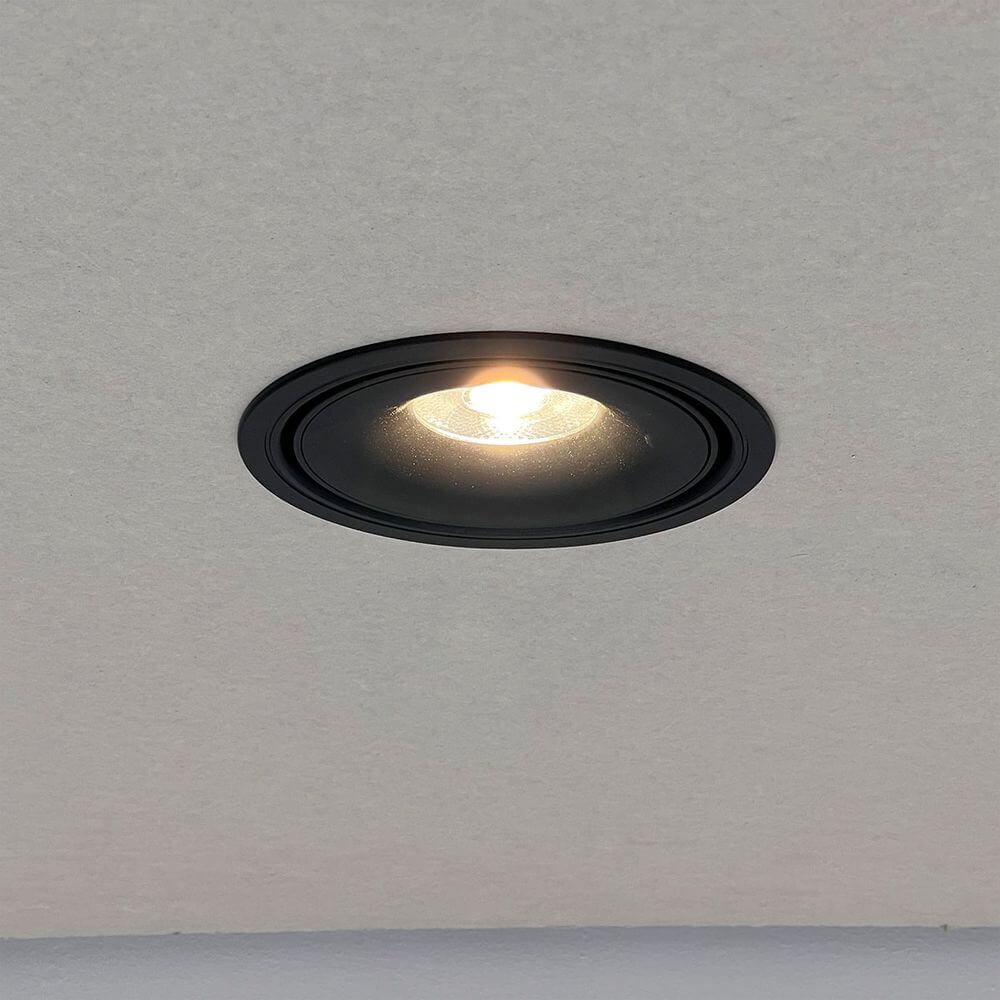 Schwenkbarer und dimmbare LED Einbaustrahler in eleganter schwarzer Ausführung, ideal für Innenraumbeleuchtung.