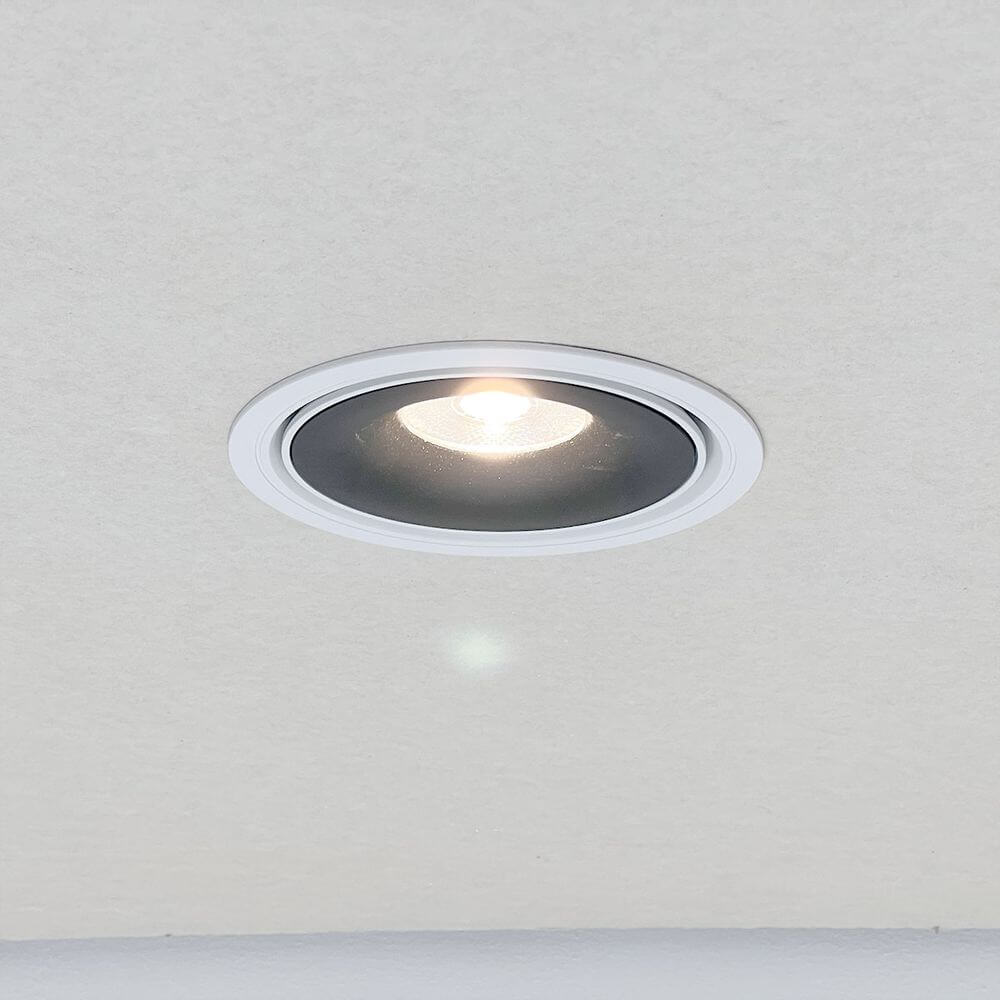 LED Einbaustrahler schwenkbar und dimmbar in Decke montiert, erzeugt warmweißes Licht.