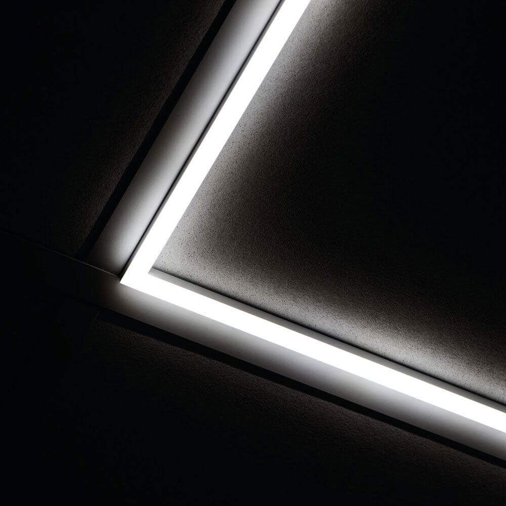 Ultraflacher LED Einlegerahmen für Odenwalddecken mit neutralsichtbarem Licht in modernem Design.