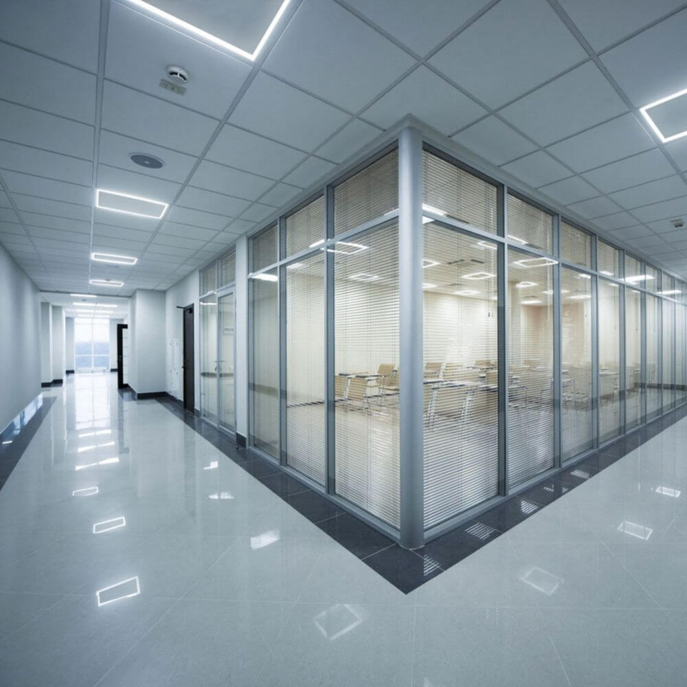 Moderne Bürobeleuchtung mit LED Einlegerahmen im Odenwalddecke-Design in einem stilvollen Büro. Warmweißes Licht.