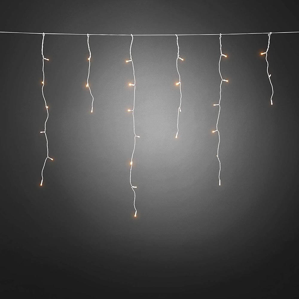 LED Eisregen Lichtervorhang Lichtsensor 240 bernsteinfarbene Dioden batteriebetrieb IP44 auf einem dunklen Hintergrund.