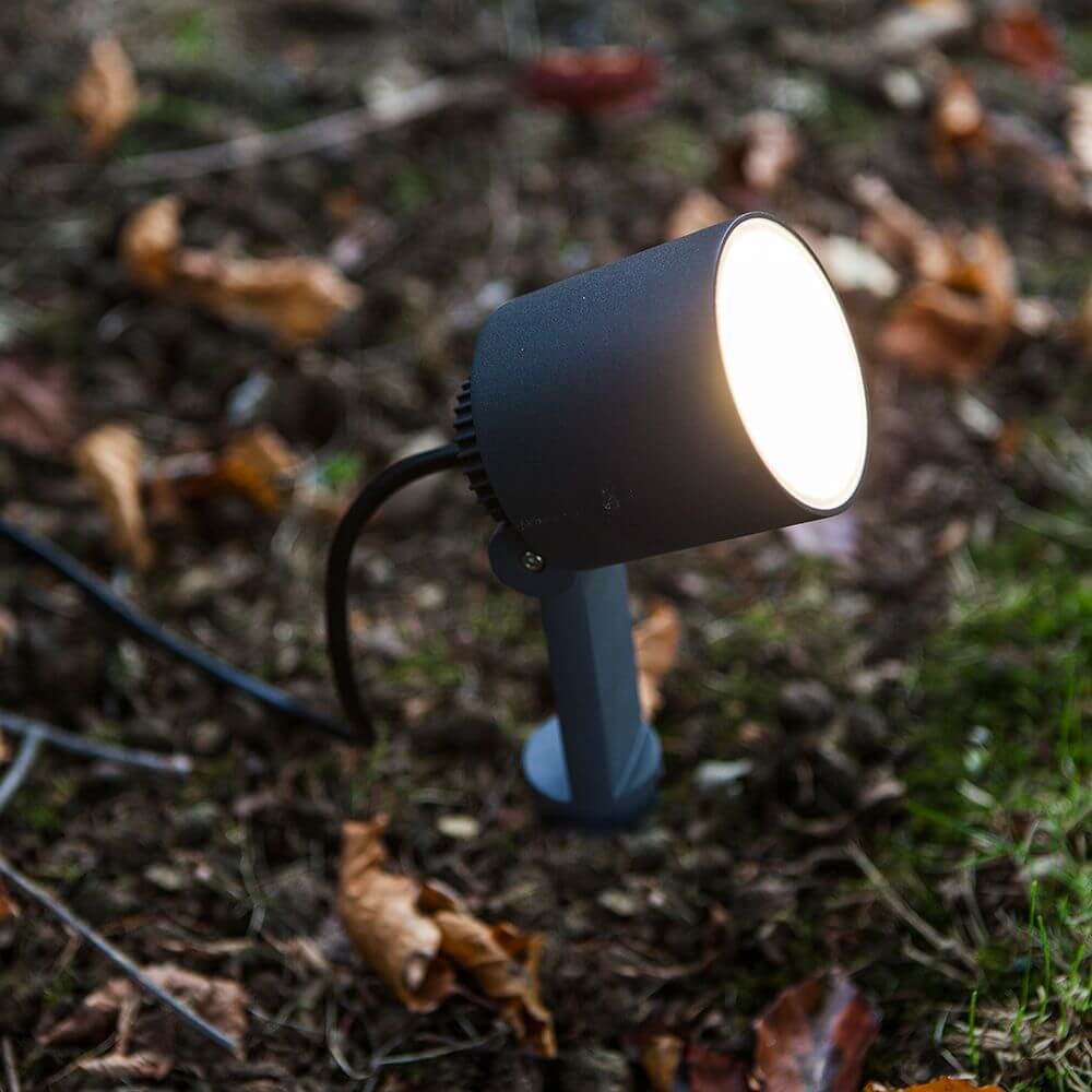 LED-Erdspieß Explorer schwenkbar auf dem Boden, ideal für die Gartenbeleuchtung und Landschaftsgestaltung.