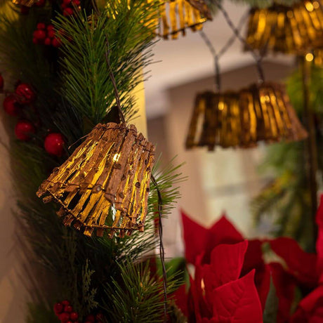 LED Schirmchen-Girlande Carina IP44 in elegante omgeving met kerstdecoratie en plantaardige accenten