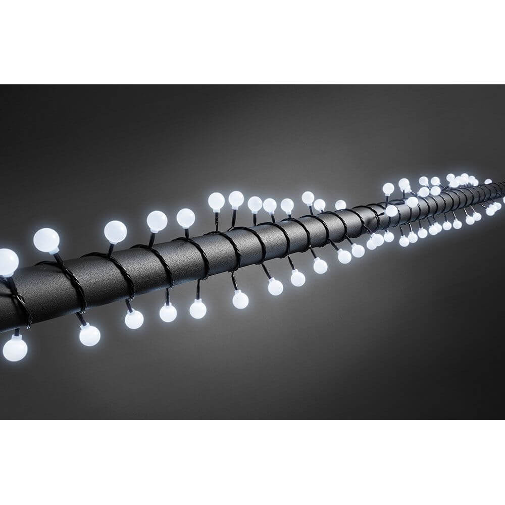 LED Globelichterkette große runde Dioden 80 Kaltweiße Dioden IP44 auf schwarzem Hintergrund