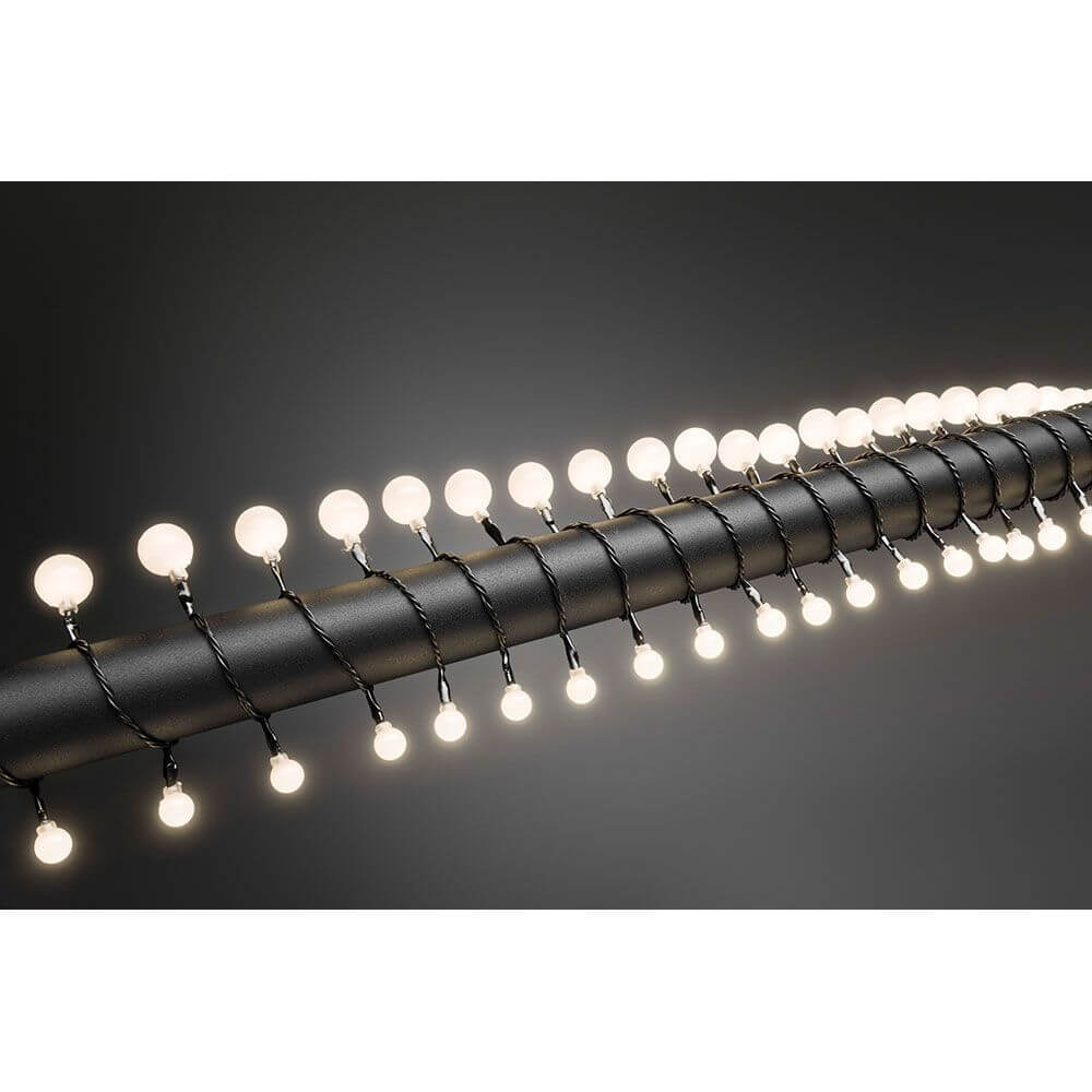 LED Globelichterkette kleine & große runde Dioden 80 Warmweiße Dioden IP44 dekorativ auf einer schwarzen Leiste.