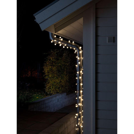 LED Globelichterkette kleine & große runde Dioden 80 Warmweiße Dioden IP44 an einem Gebäude im Außenbereich.