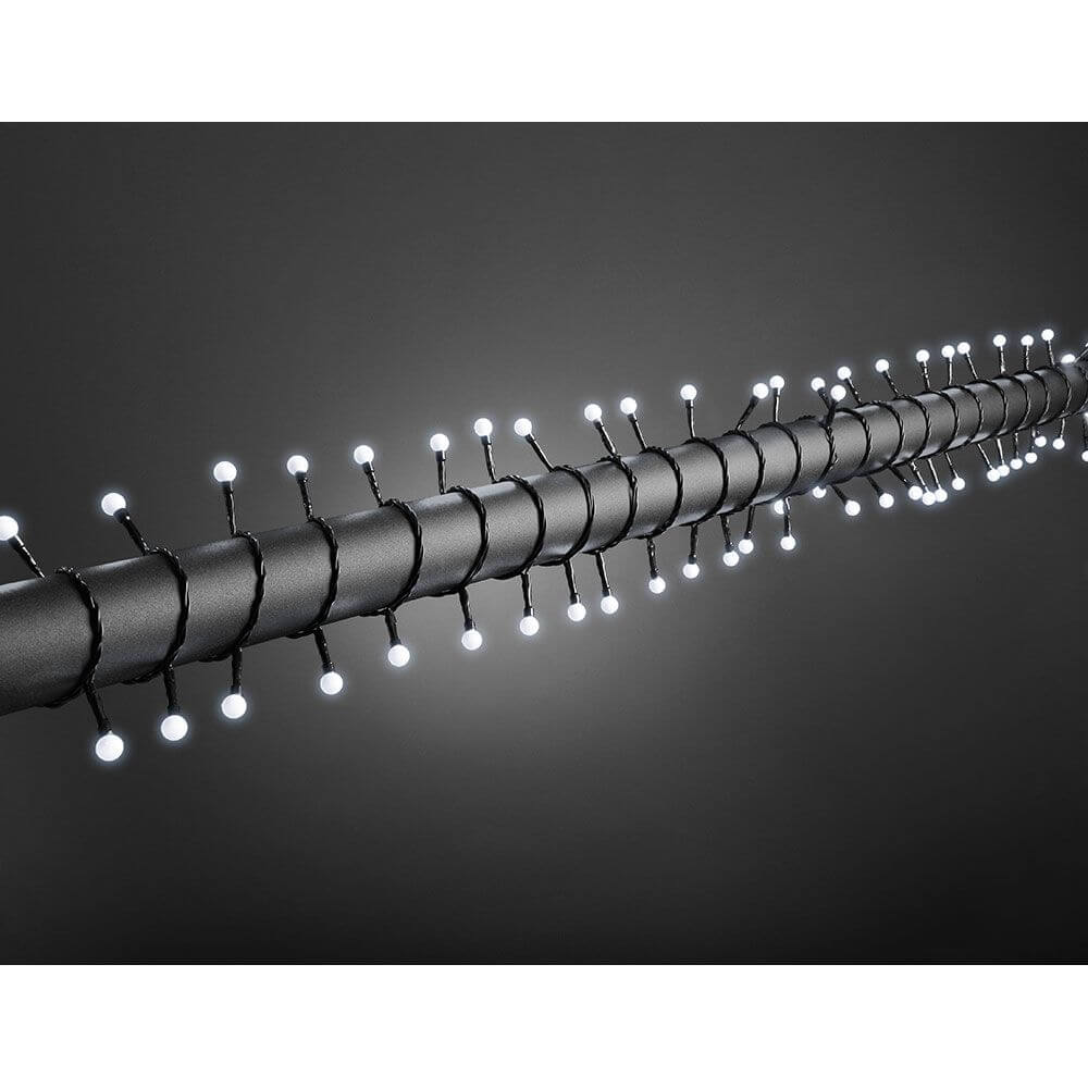 LED Globelichterkette runde Dioden 160 Kaltweiße Dioden IP44 auf dunklem Hintergrund, dekorative Micro-LED-Lichter.