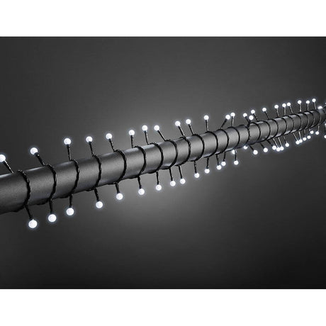 LED Globelichterkette runde Dioden 160 Kaltweiße Dioden IP44 auf dunklem Hintergrund, dekorative Micro-LED-Lichter.