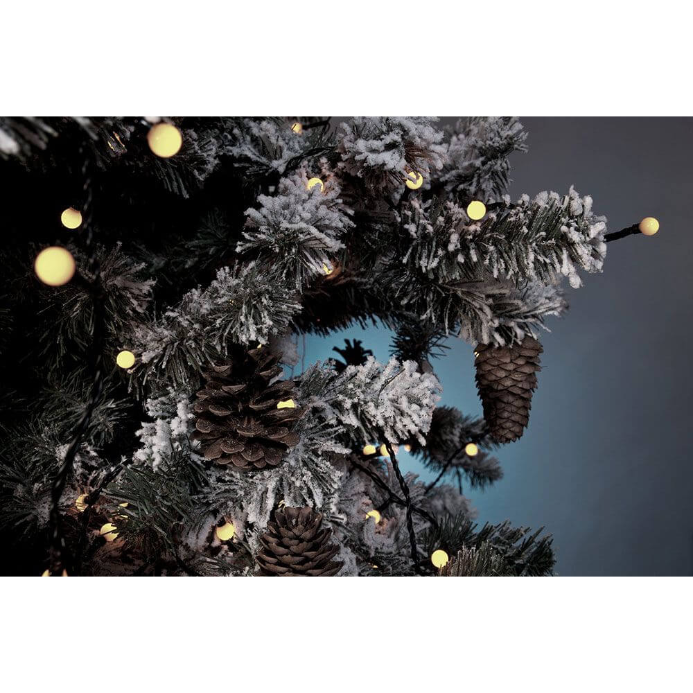 LED Globelichterkette runde Dioden 160 Warmweiße Dioden IP44 geschmückt mit Tannenzapfen und frosted Tannenzweigen.