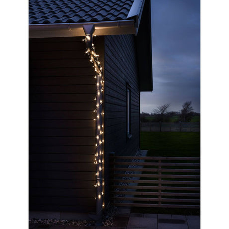 LED Globelichterkette runde Dioden 160 Warmweiße Dioden IP44 dekoriert eine Hauswand bei Nacht.