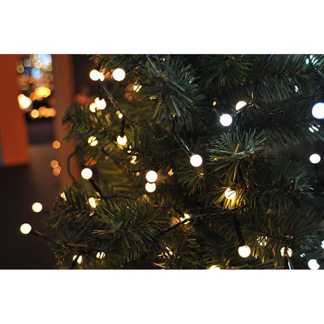 LED Globelichterkette runde Dioden 160 Warmweiße Dioden IP44 an einem Weihnachtsbaum dekoriert.
