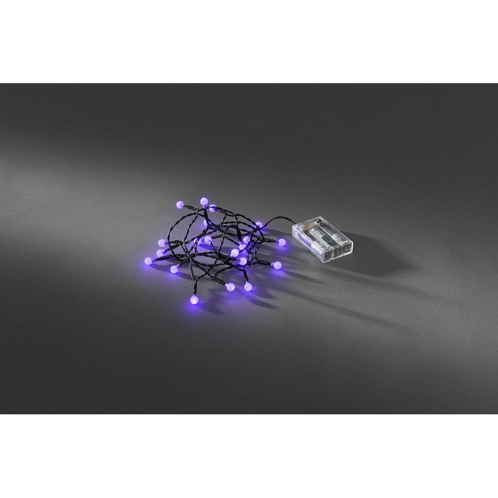 LED Globelichterkette runde Dioden Timer 20 purpurfarbene Dioden batteriebetrieben auf schwarzem Untergrund.