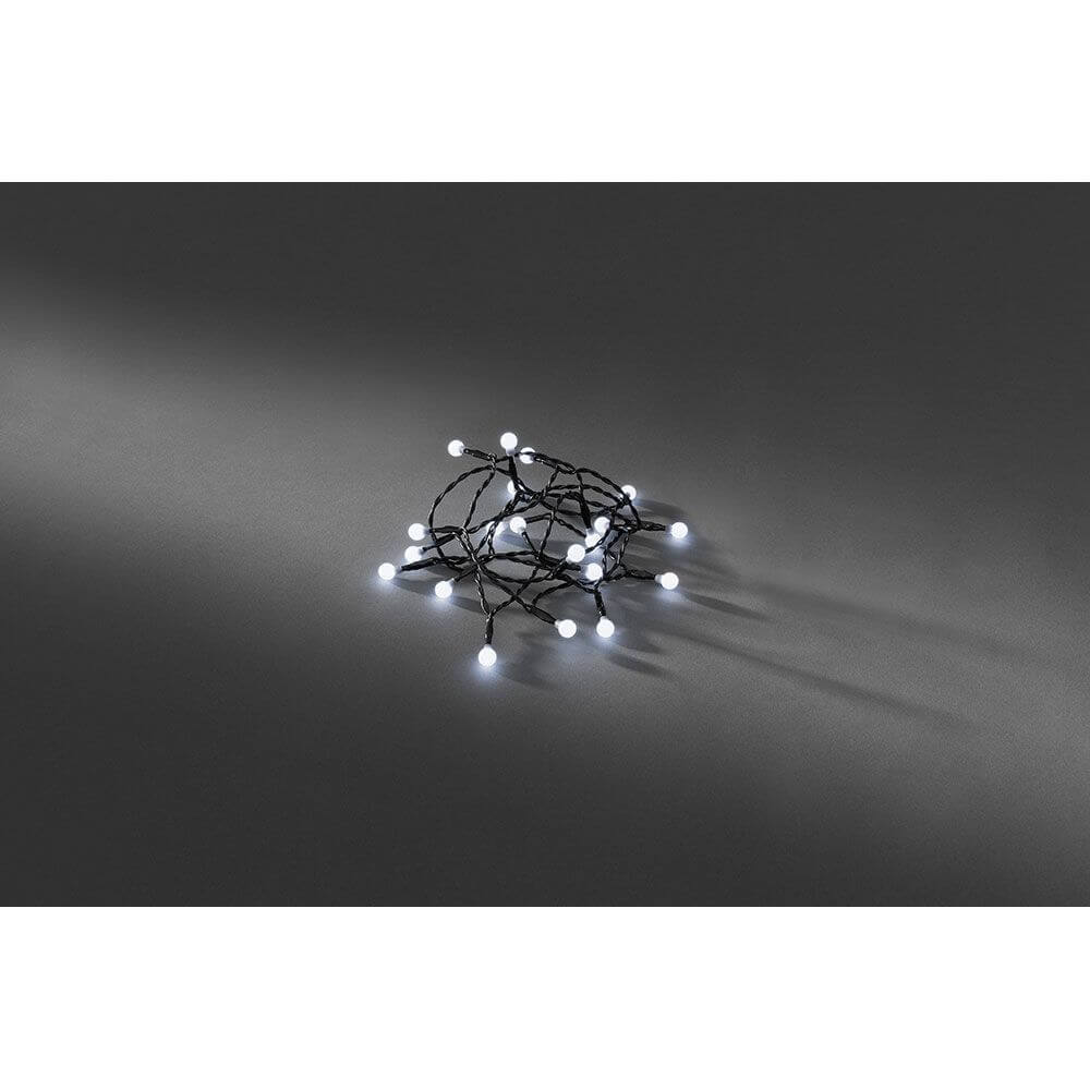 LED Globelichterkette runde Dioden Timer 50 Kaltweiße Dioden batteriebetrieben auf schwarzem Hintergrund