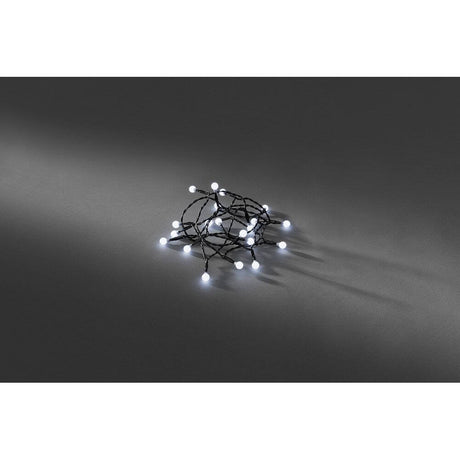 LED Globelichterkette runde Dioden Timer 50 Kaltweiße Dioden batteriebetrieben auf schwarzem Hintergrund