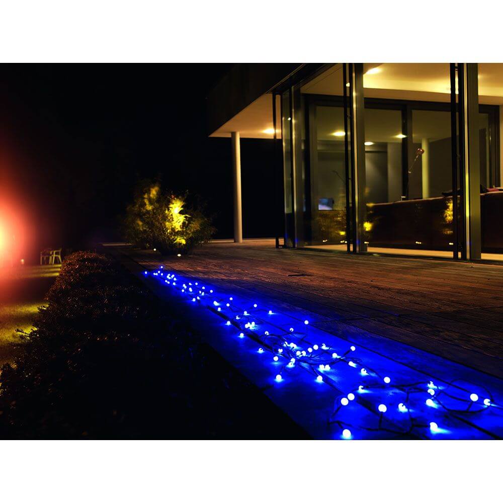 LED Globelichterkette runde Dioden 80 blaue Dioden IP44 auf einem Gehweg in der Nacht leuchtend.