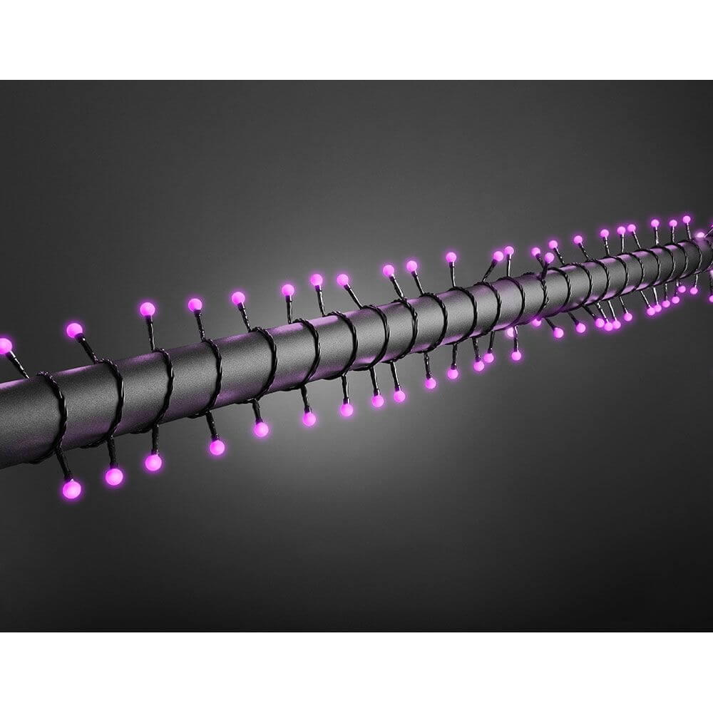 LED Globelichterkette runde Dioden 80 purpurfarbene Dioden IP44 auf einem schwarzen Hintergrund.