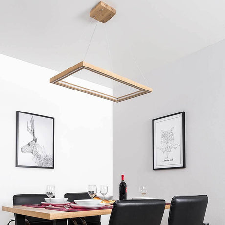 LED Hängelampe Legno 6160lm Eiche-Geölt in modernem Esszimmer mit Holzdecke und Kunstwerken.