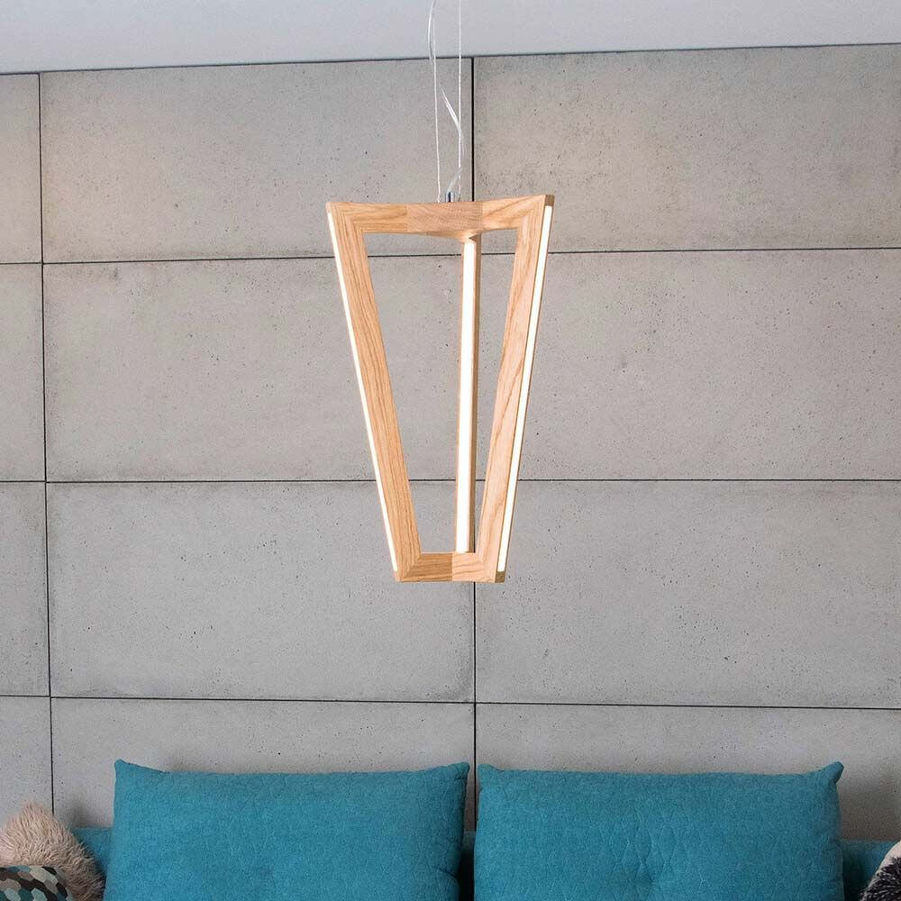 LED Hängelampe Leif 4000lm Eiche-Geölt über einer Couch in modernem Interieur.