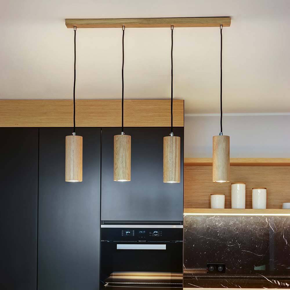 LED Hängelampe Pipe 350lm Eiche-Geölt in modernem Küchenambiente mit Holzdetails.