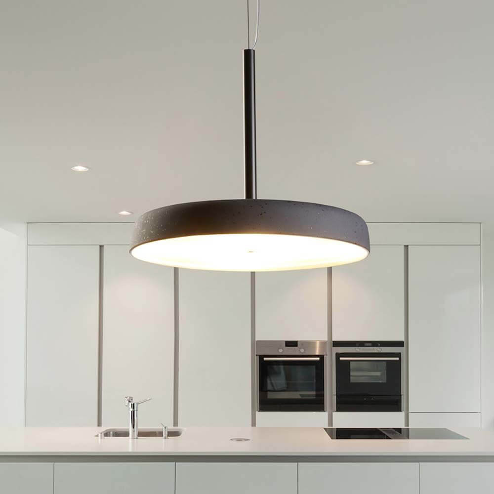 Casablanca LED-Hängeleuchte Clavio Flat Ø 32cm in modern-küchenumgebung mit warmem Licht.